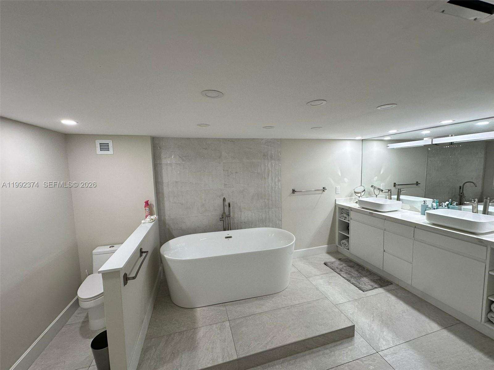 Aquarius at 2751 Ocean Dr, Hollywood, FL 33019 - For Rent photo 10