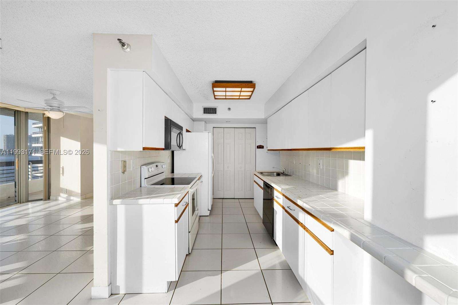 Mystic Pointe Tower 500 at 3530 Mystic Pointe Dr, Aventura, FL 33180 - For Rent photo 5
