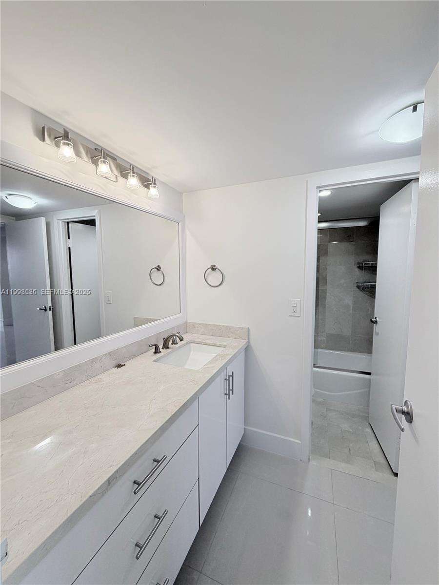 Brickell Bay Club at 2333 Brickell Ave, Miami, FL 33129 - For Rent photo 20