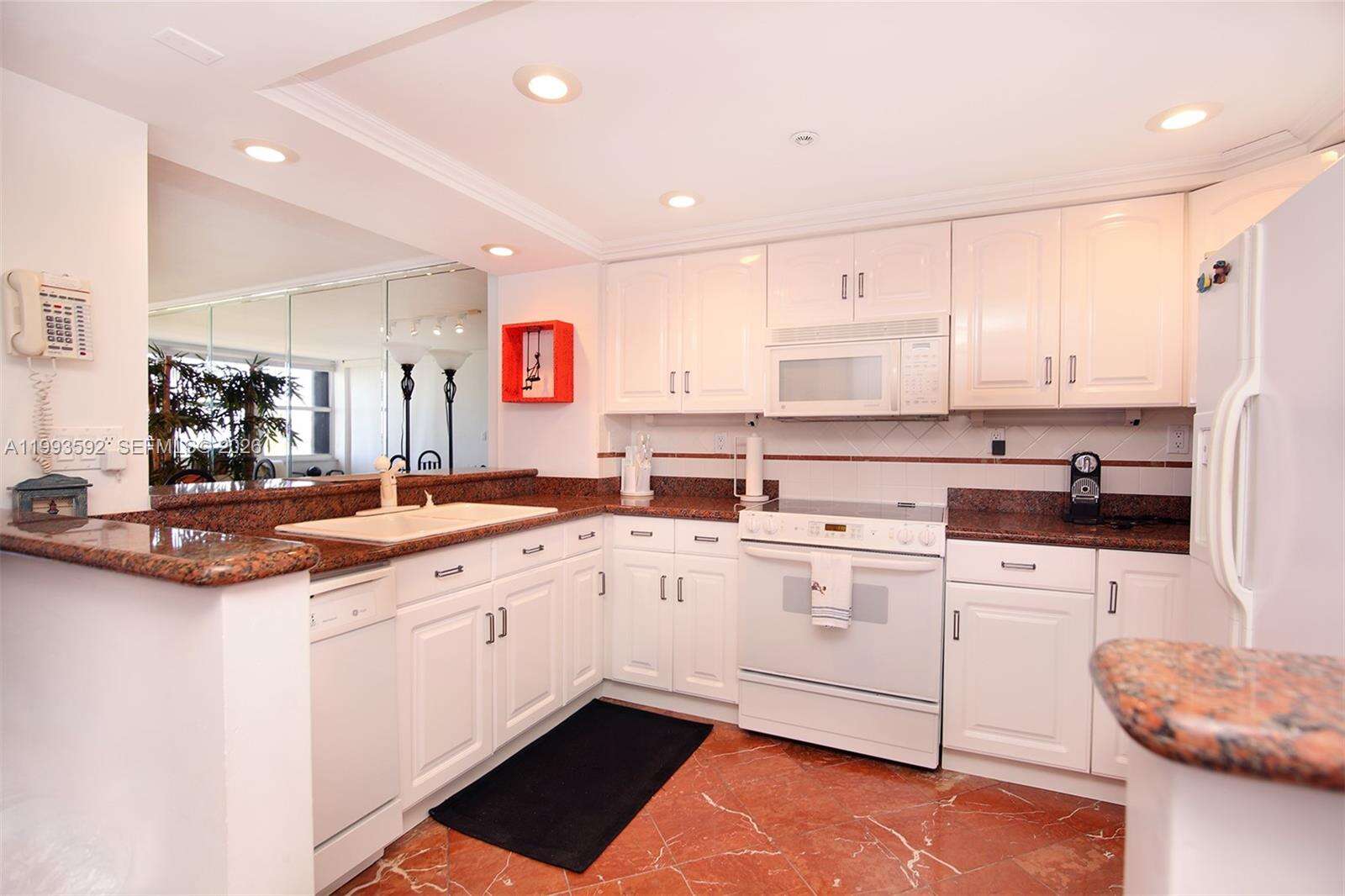 Club Atlantis at 2555 Collins Ave, Miami Beach, FL 33140 - For Rent photo 5