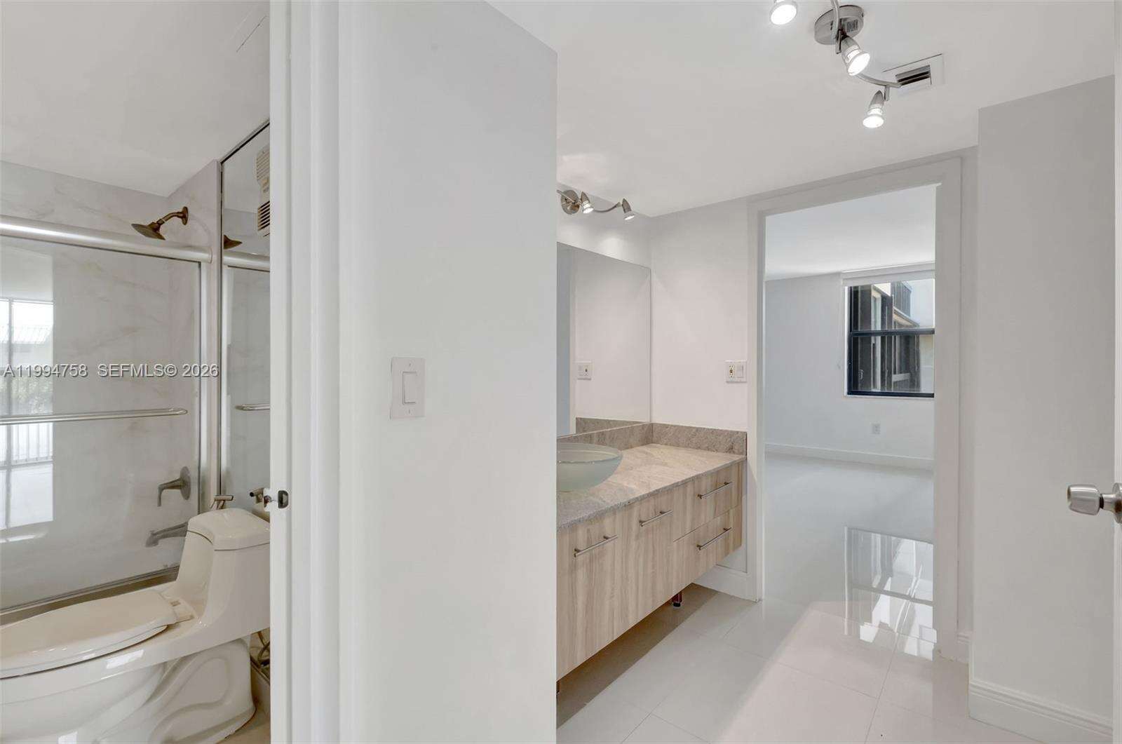 Brickell Bay Club at 2333 Brickell Ave, Miami, FL 33129 - For Rent photo 23