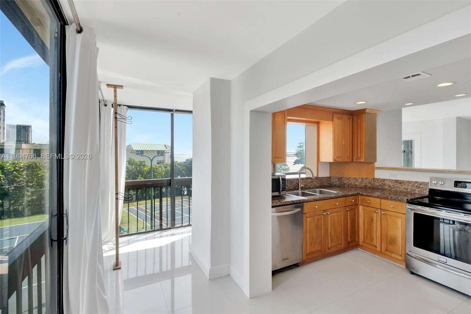 Brickell Bay Club at 2333 Brickell Ave, Miami, FL 33129 - For Rent photo 10