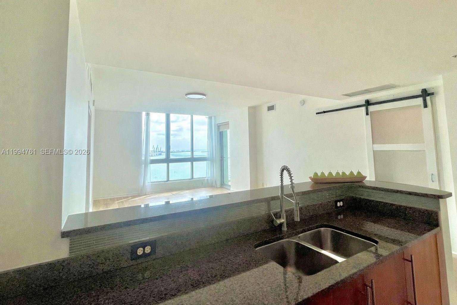 Met 1 at 300 Biscayne Blvd, Miami, FL 33131 - For Rent photo 3