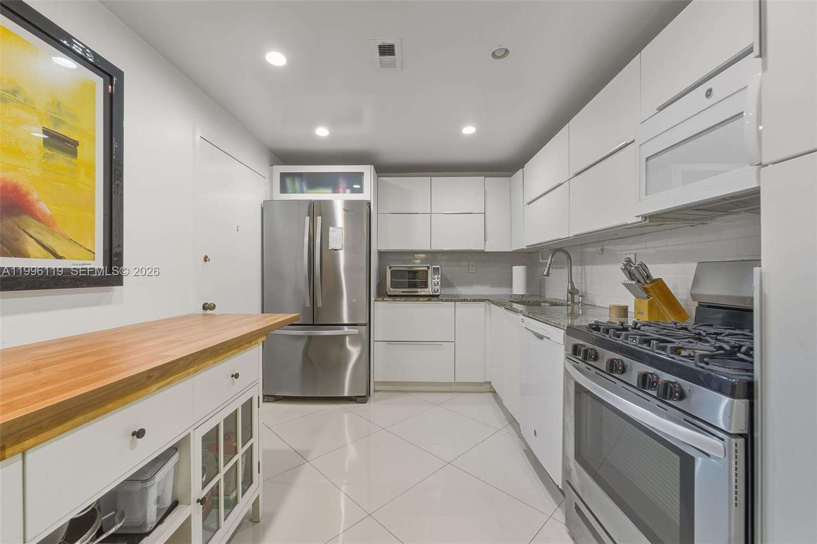 Parker Plaza at 2030 Ocean Dr, Hallandale Beach, FL 33009 - For Rent photo 3