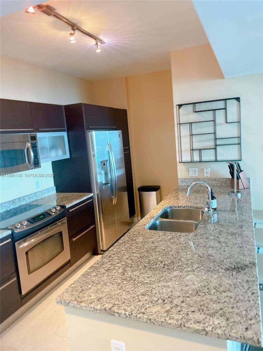 The Plaza On Brickell West at 951 Brickell Ave, Miami, FL 33131 - For Rent photo 11