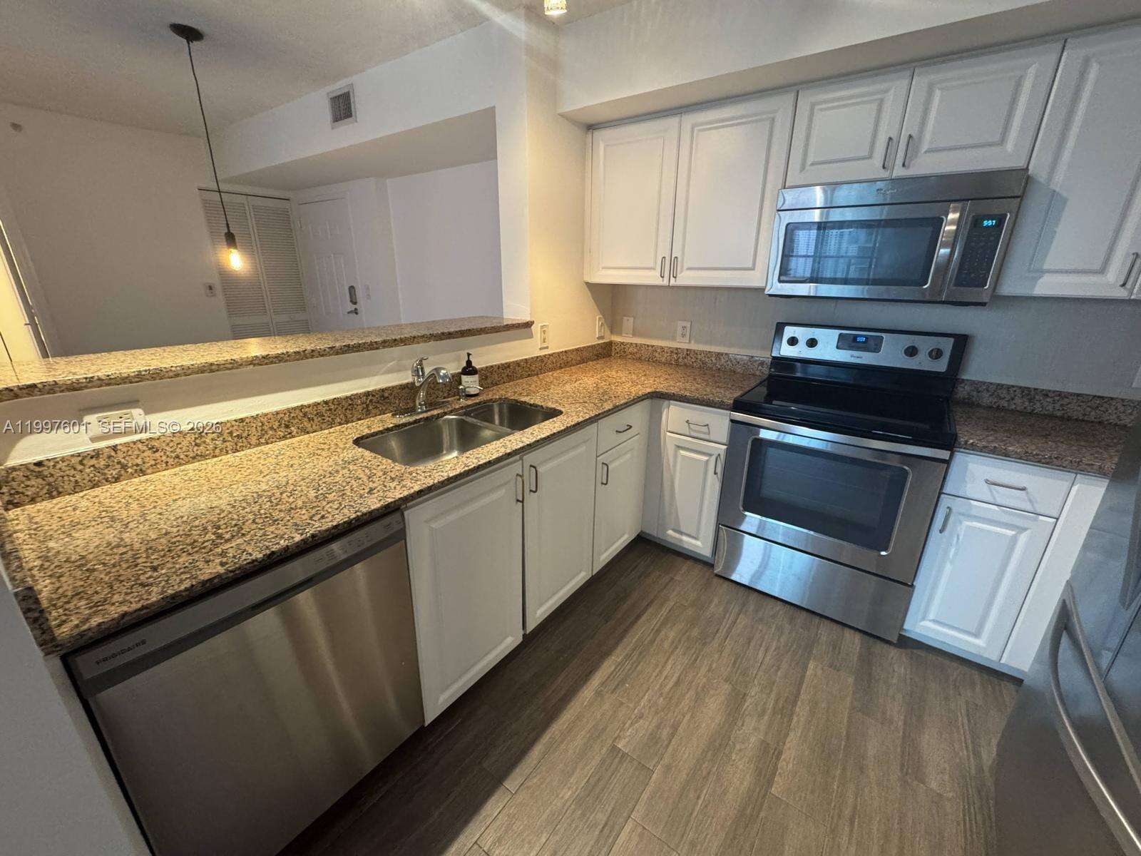 The Mark On Brickell at 1155 Brickell Bay Dr, Miami, FL 33131 - For Rent photo 9