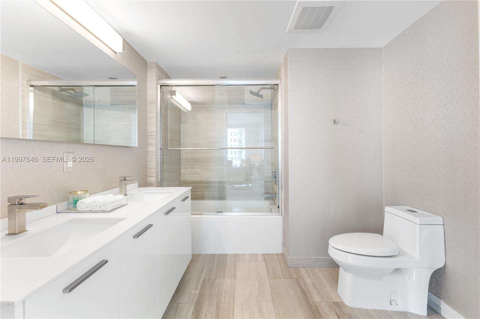 Brickell House at 1300 Brickell Bay Dr, Miami, FL 33131 - For Rent photo 6