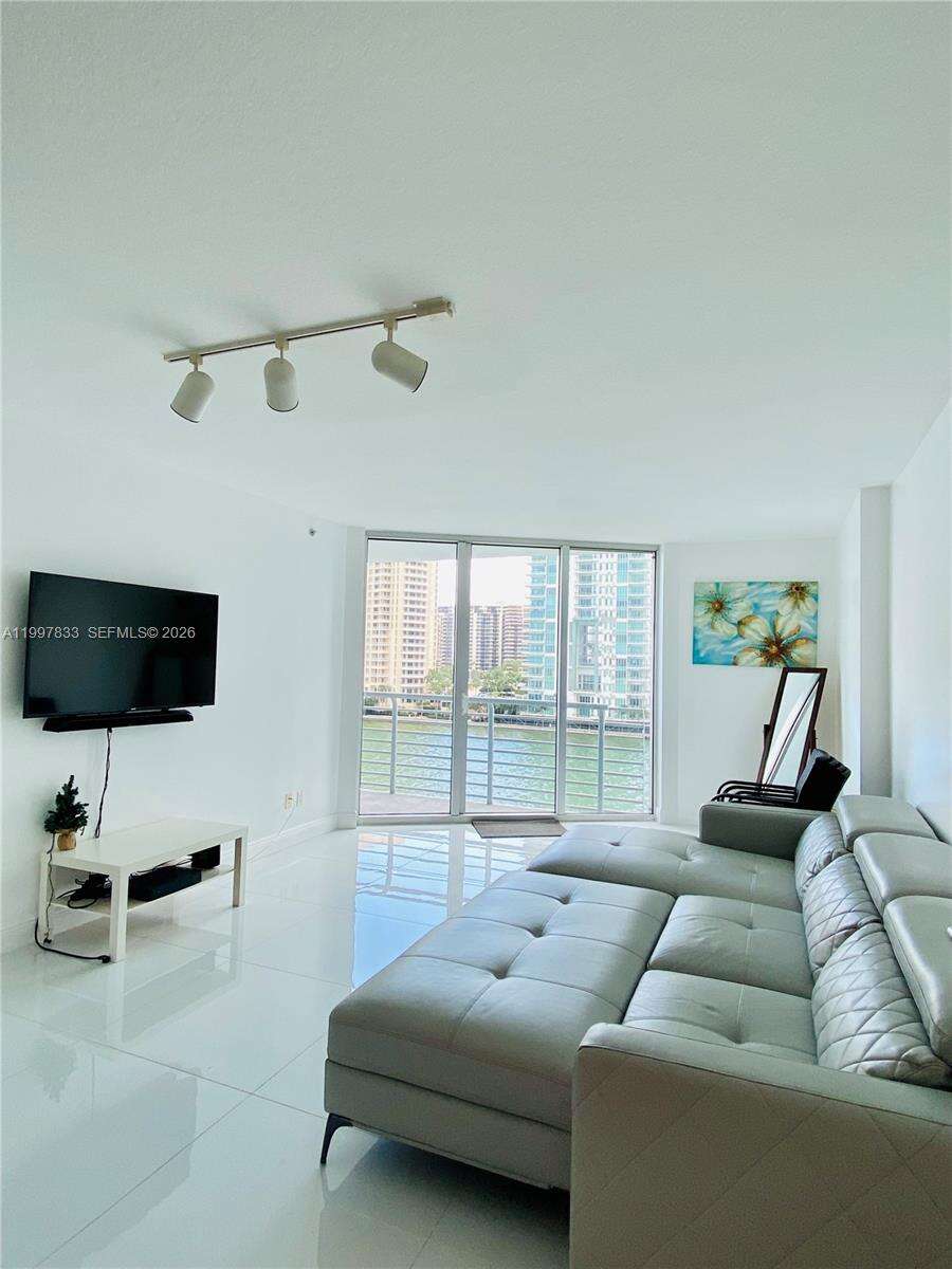 One Miami West at 325 Biscayne Blvd, Miami, FL 33131 - For Rent photo 1