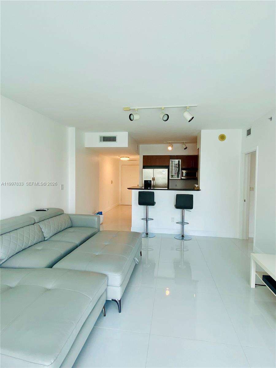 One Miami West at 325 Biscayne Blvd, Miami, FL 33131 - For Rent photo 2