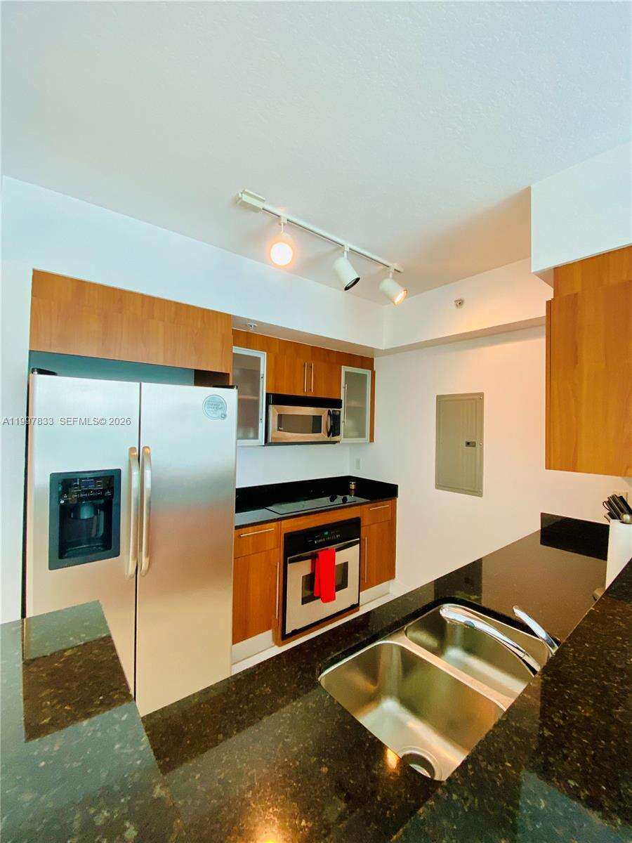 One Miami West at 325 Biscayne Blvd, Miami, FL 33131 - For Rent photo 7