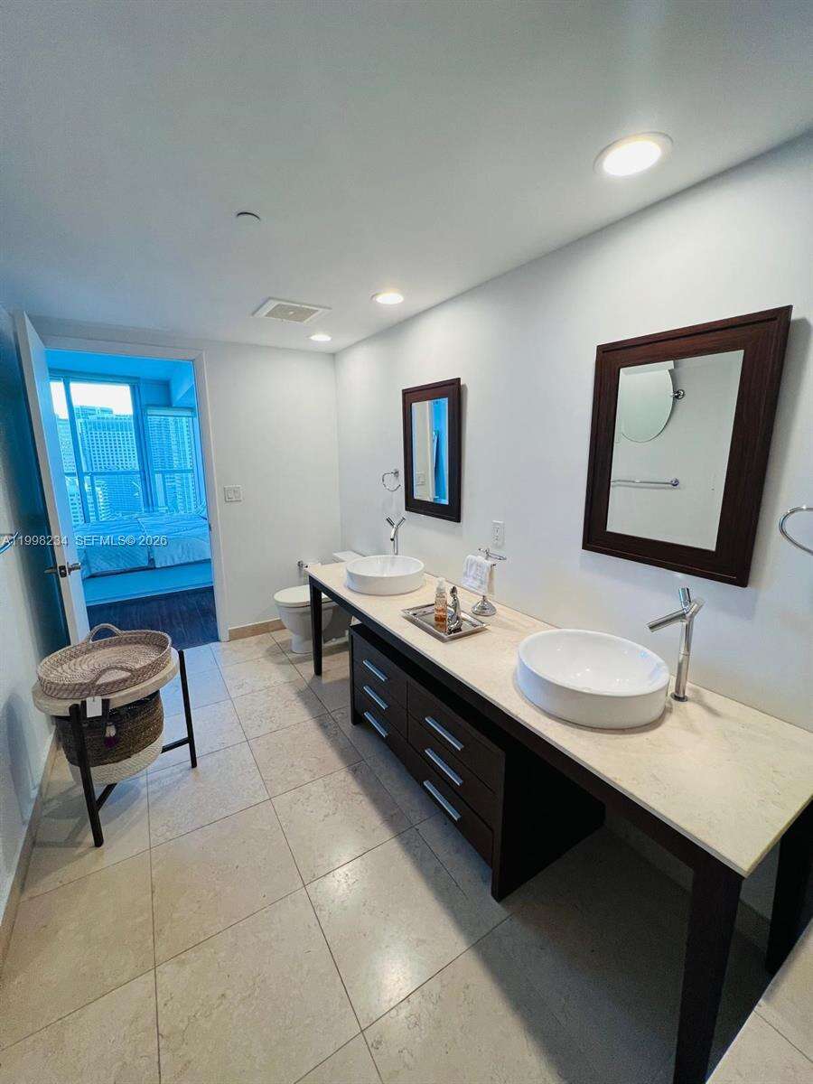 Icon Brickell 2 at 495 Brickell Ave, Miami, FL 33131 - For Rent photo 4
