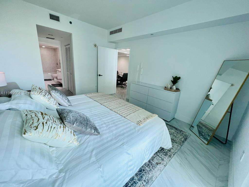 The Plaza On Brickell West at 951 Brickell Ave, Miami, FL 33131 - For Rent photo 12