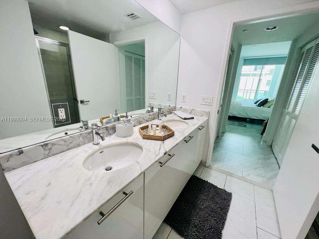 The Plaza On Brickell West at 951 Brickell Ave, Miami, FL 33131 - For Rent photo 14
