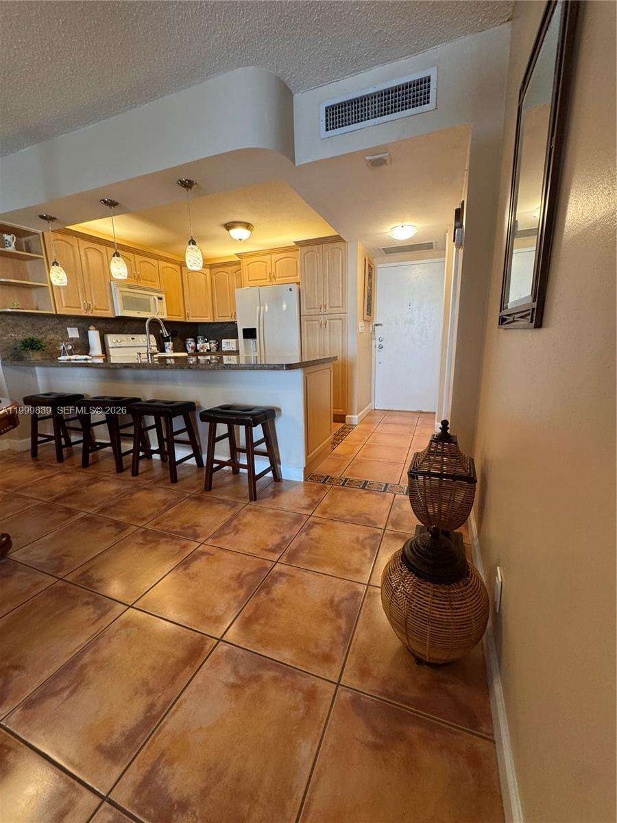 Sea Air Towers at 3725 Ocean Dr, Hollywood, FL 33019 - For Rent photo 4