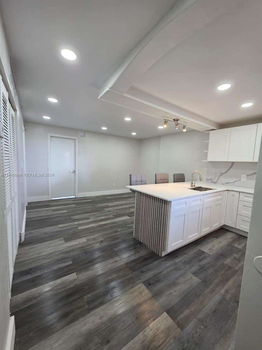 Three Seasons Condo Bldg No 2 Condos for Sale & Rent | Picture 1