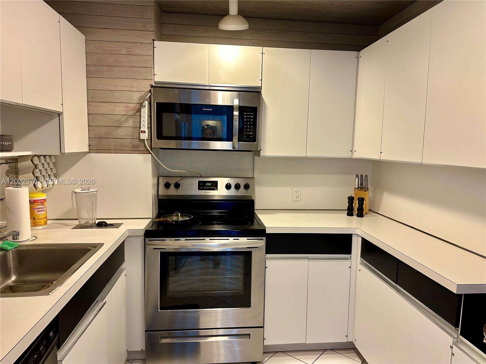 Arlen House at 100 Bayview Dr, Sunny Isles Beach, FL 33160 - For Rent photo 12