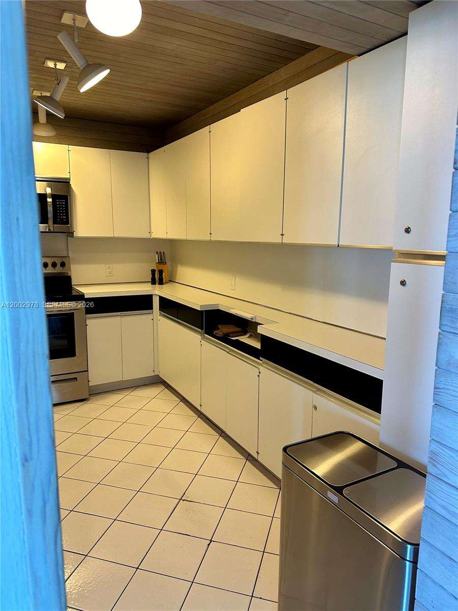 Arlen House at 100 Bayview Dr, Sunny Isles Beach, FL 33160 - For Rent photo 13
