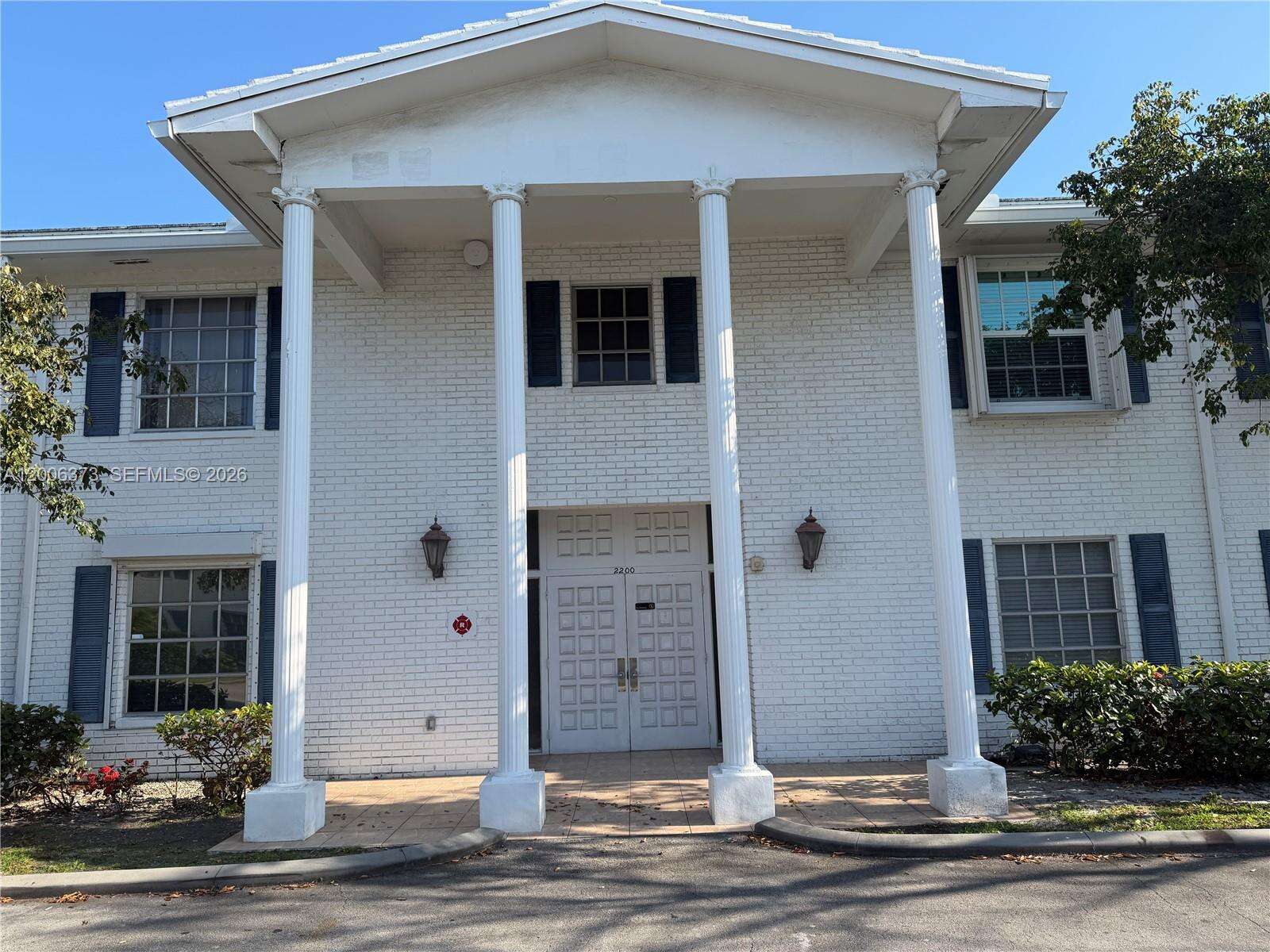 Imperial Point Colonnades Condo Inc Condos for Sale & Rent | Picture 1