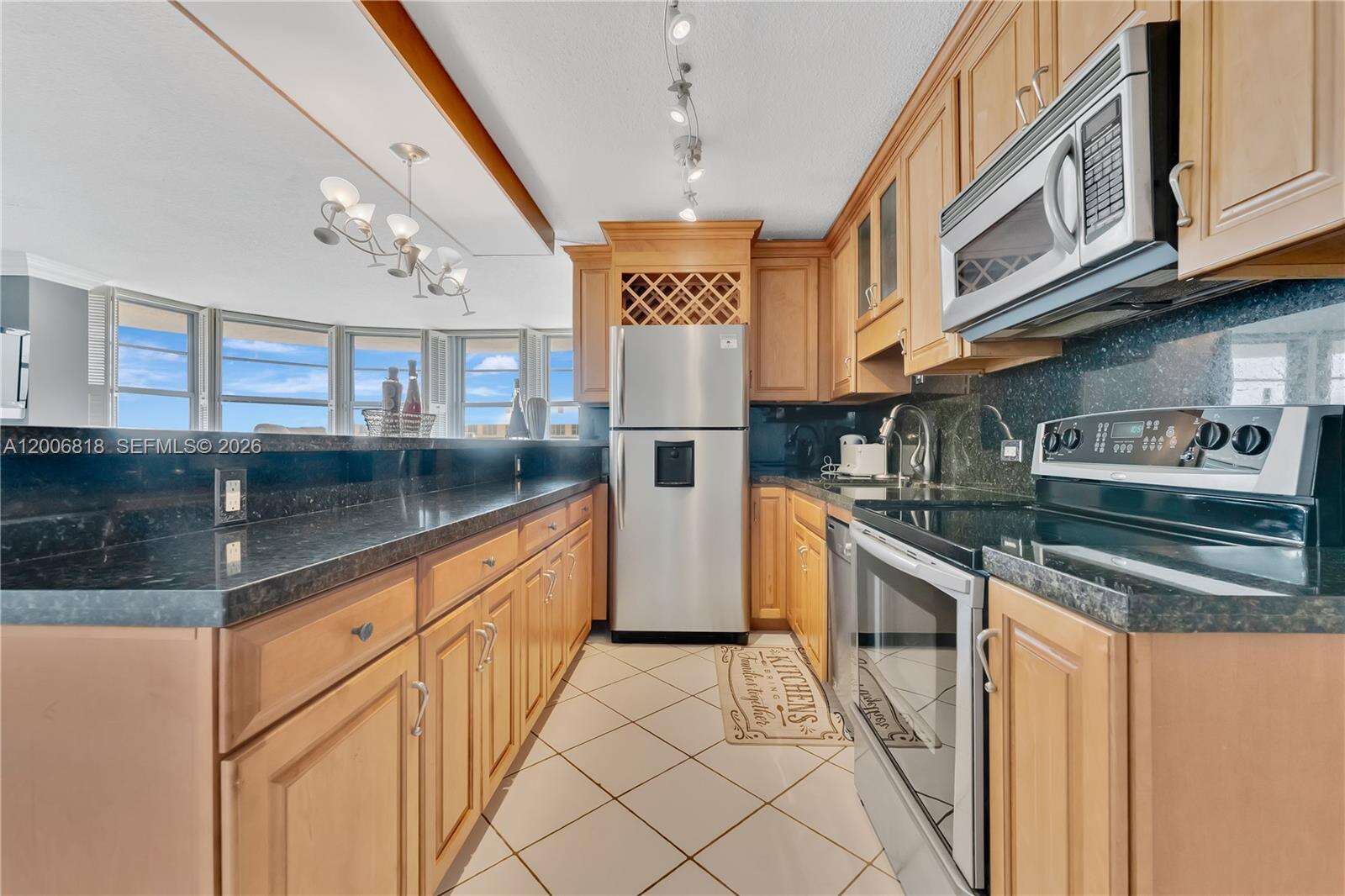 Oceanside Plaza at 5555 Collins Ave, Miami Beach, FL 33140 - For Rent photo 12