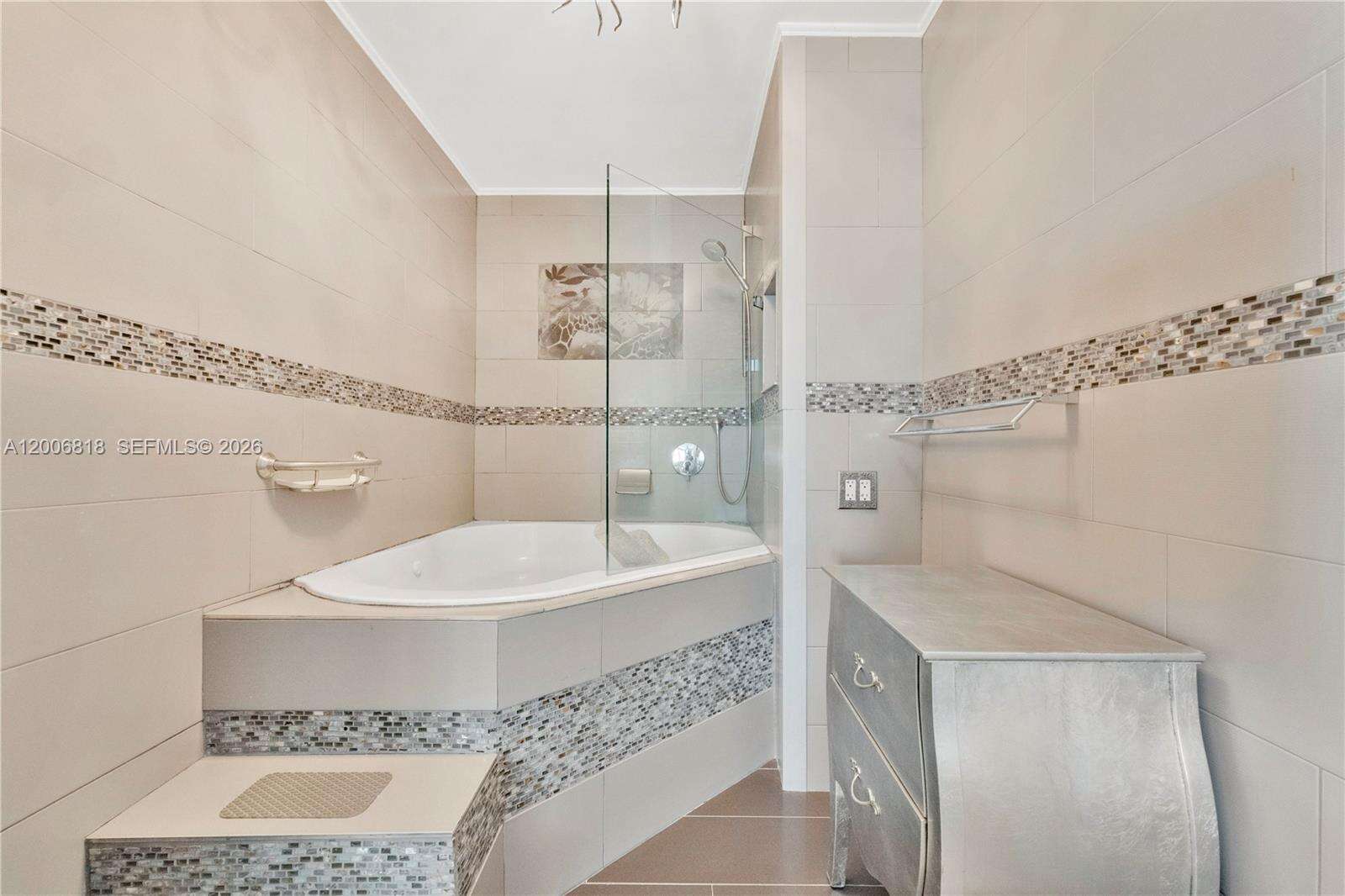 Oceanside Plaza at 5555 Collins Ave, Miami Beach, FL 33140 - For Rent photo 14