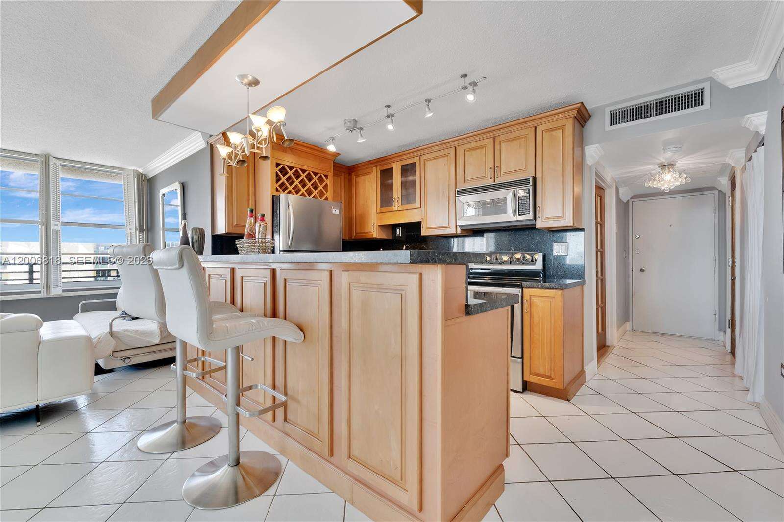 Oceanside Plaza at 5555 Collins Ave, Miami Beach, FL 33140 - For Rent photo 10