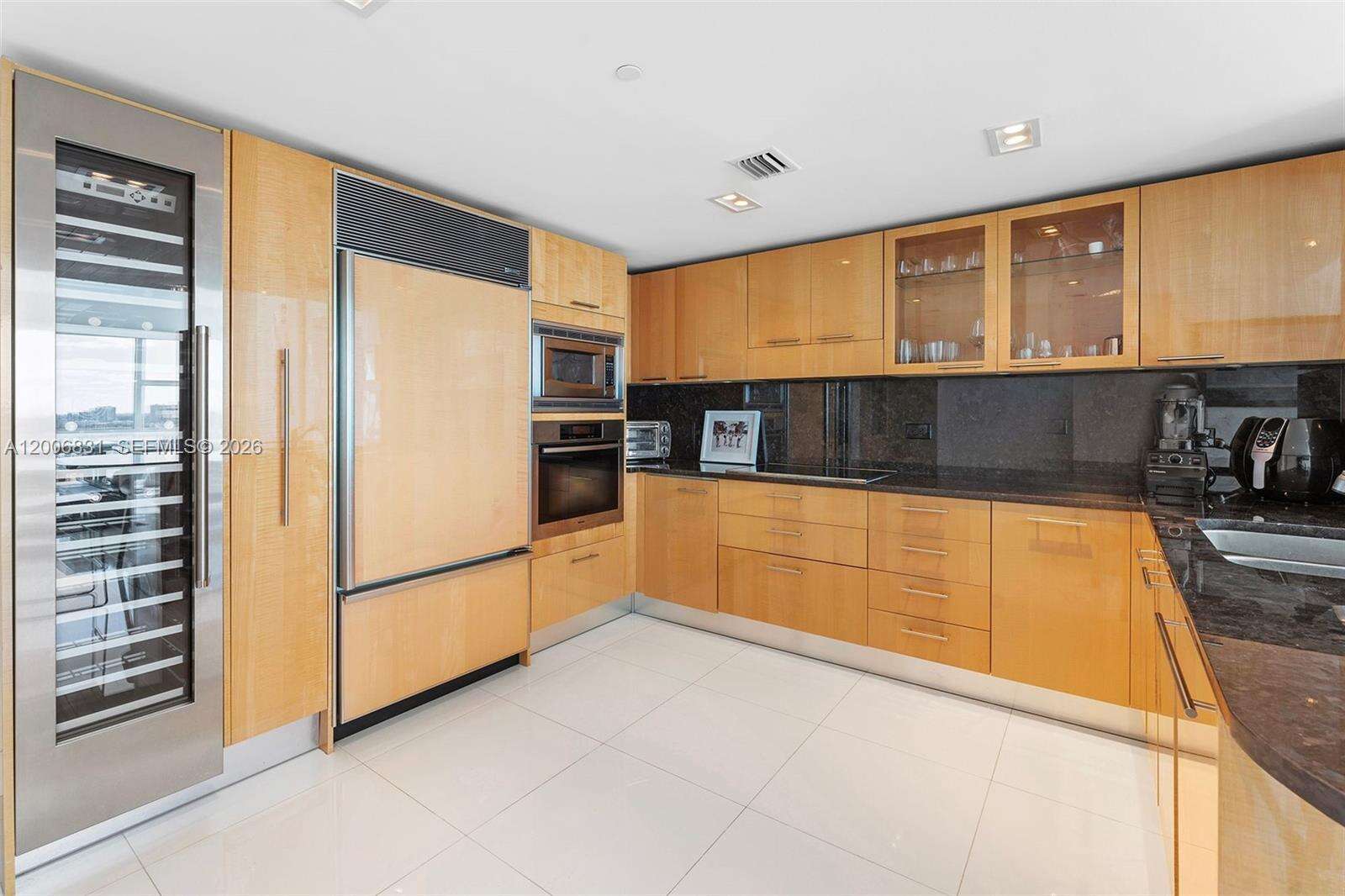 Central Carillon at 6801 Collins Ave, Miami Beach, FL 33141 - For Rent photo 15