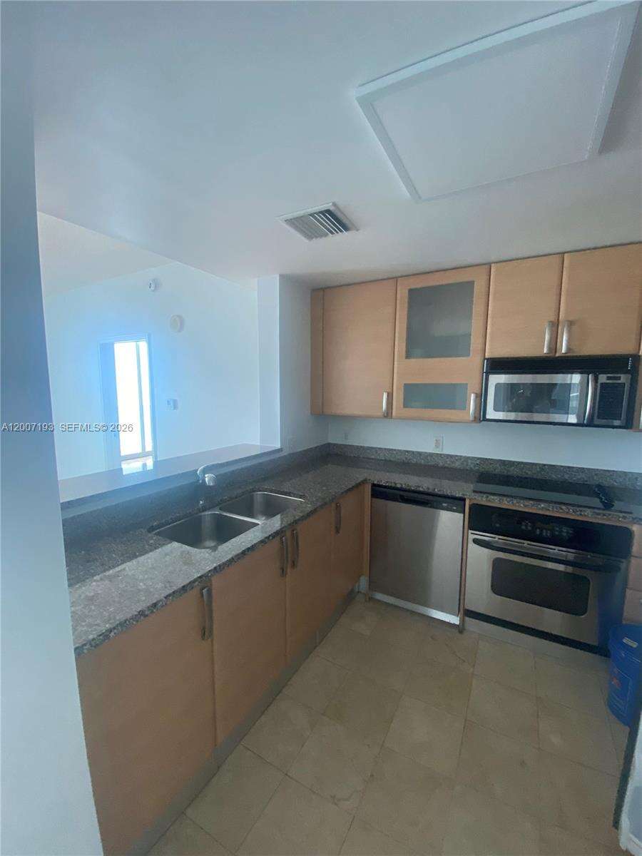 Skyline On Brickell at 2101 Brickell Ave, Miami, FL 33129 - For Rent photo 13