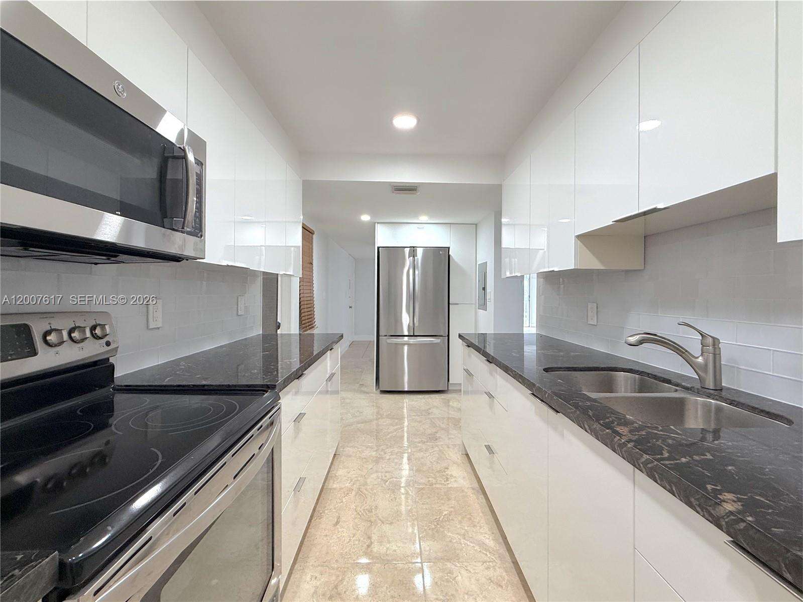 Berkshire House Condos for Sale & Rent | Picture 1
