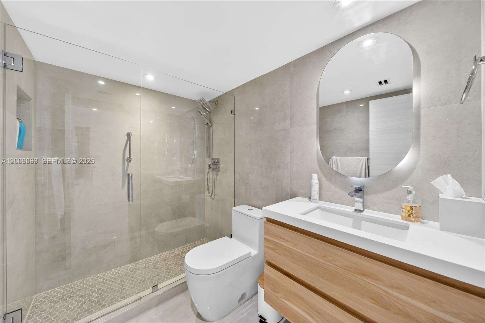 South Pointe Towers at 400 Pointe Dr, Miami Beach, FL 33139 - For Rent photo 16