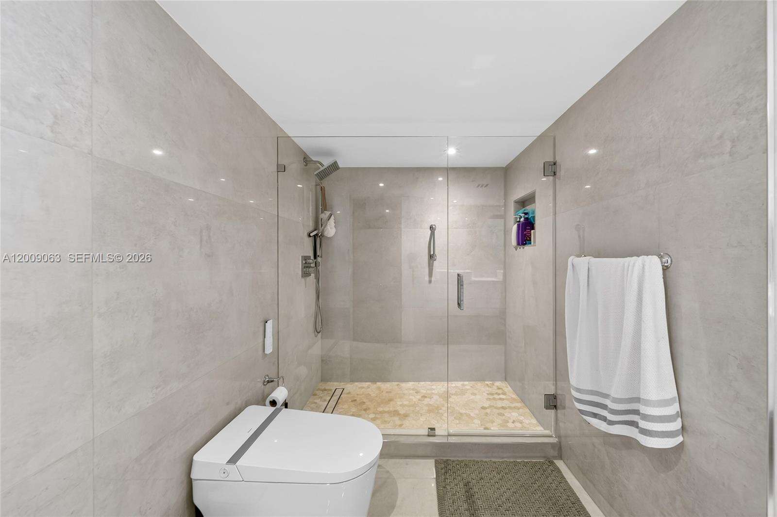 South Pointe Towers at 400 Pointe Dr, Miami Beach, FL 33139 - For Rent photo 20