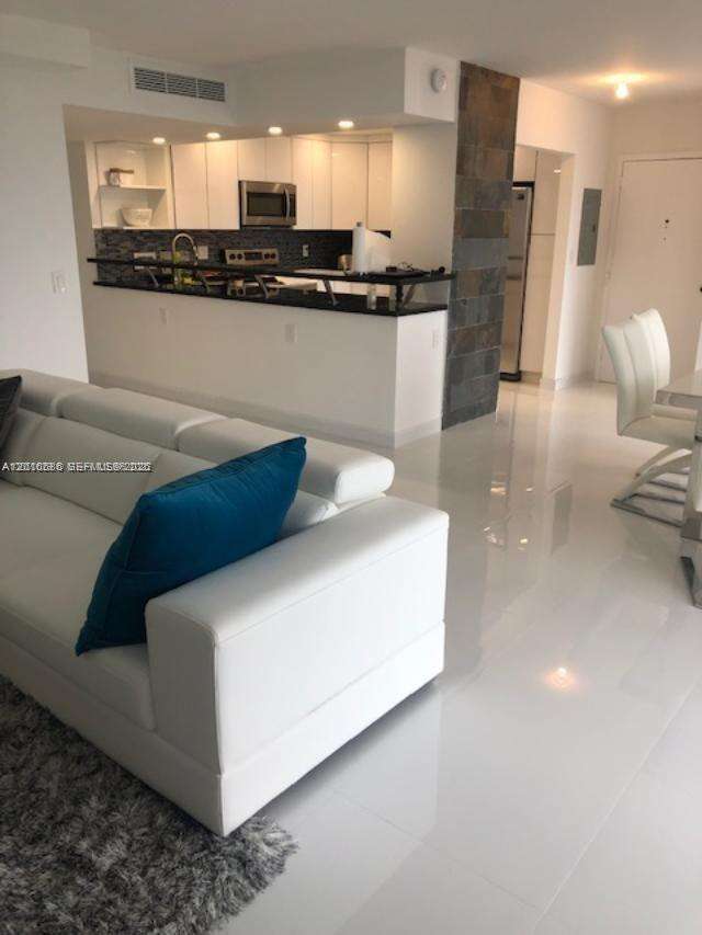 Parker Plaza at 2030 Ocean Dr, Hallandale Beach, FL 33009 - For Rent photo 18