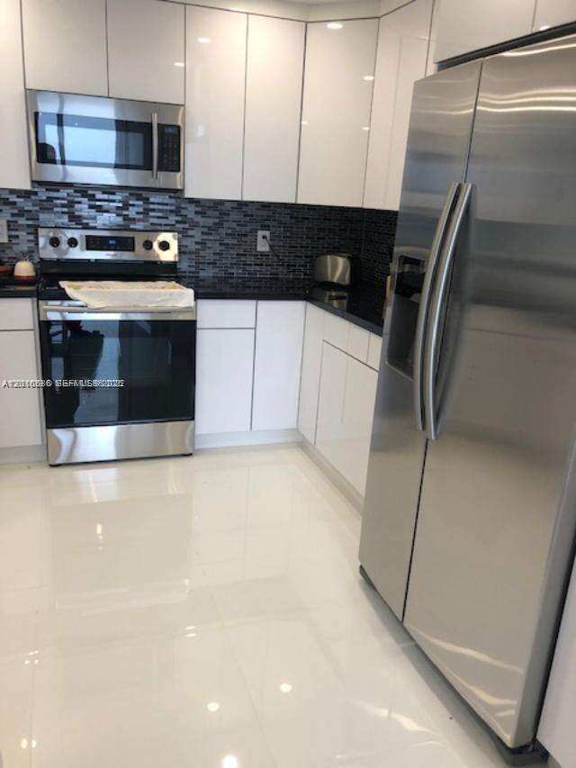 Parker Plaza at 2030 Ocean Dr, Hallandale Beach, FL 33009 - For Rent photo 22