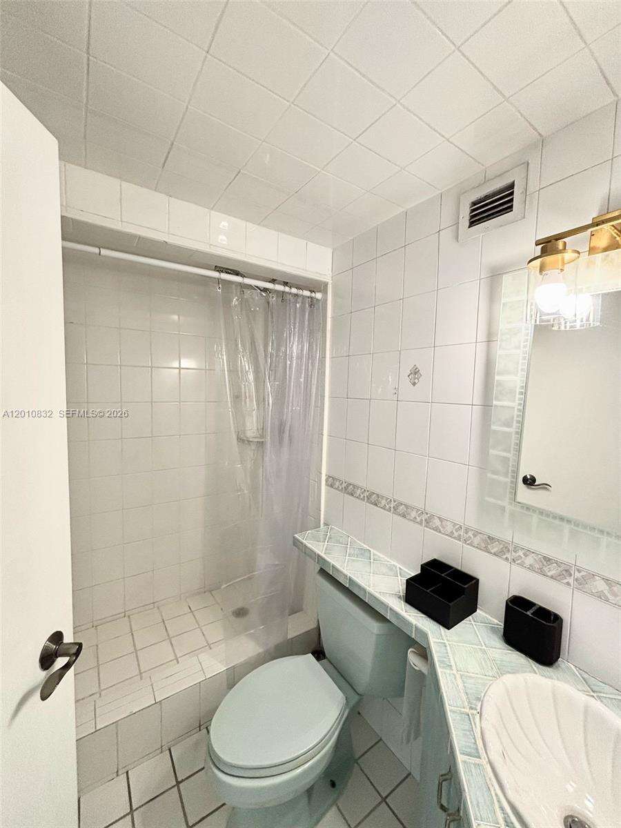 Four Ambassadors at 905 Brickell Bay Dr, Miami, FL 33131 - For Rent photo 10