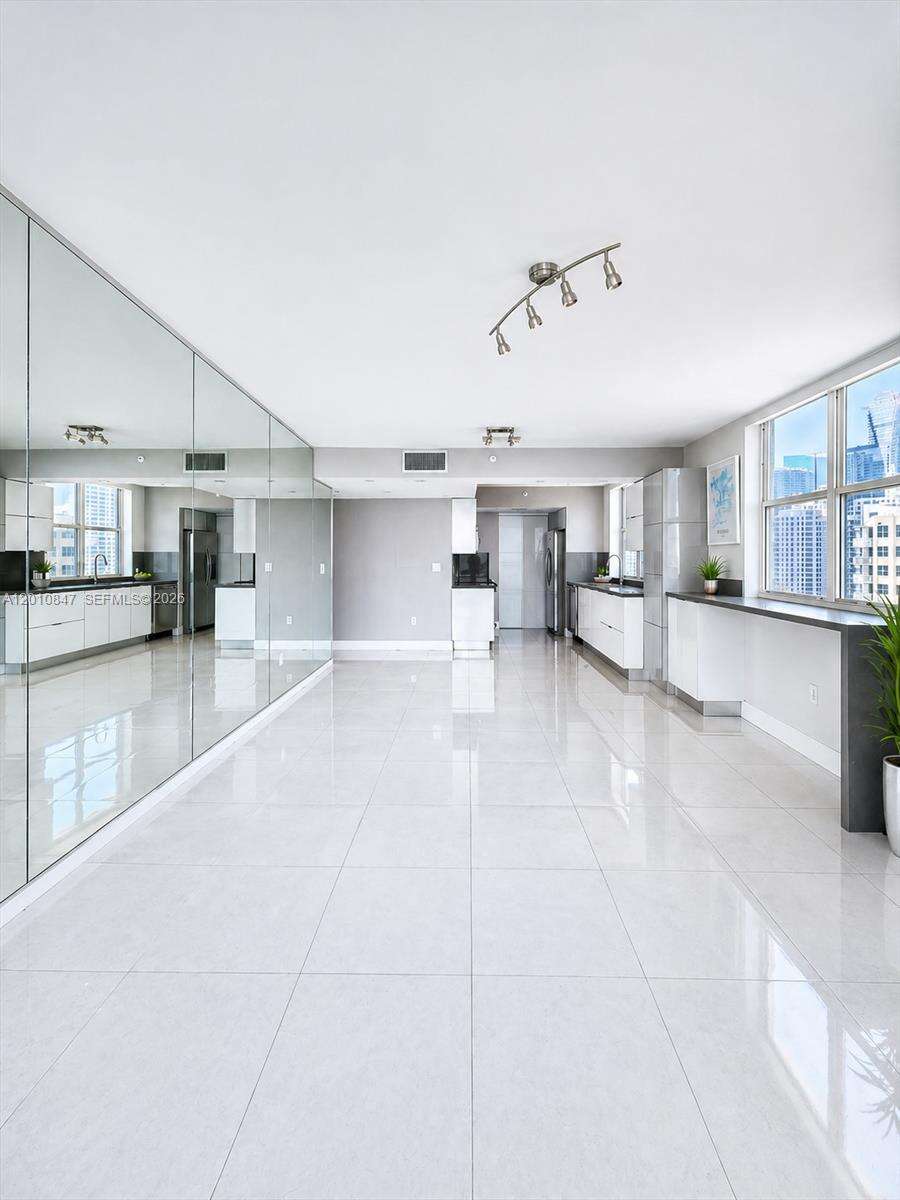 St Louis at 800 Claughton Island Dr, Miami, FL 33131 - For Rent photo 2