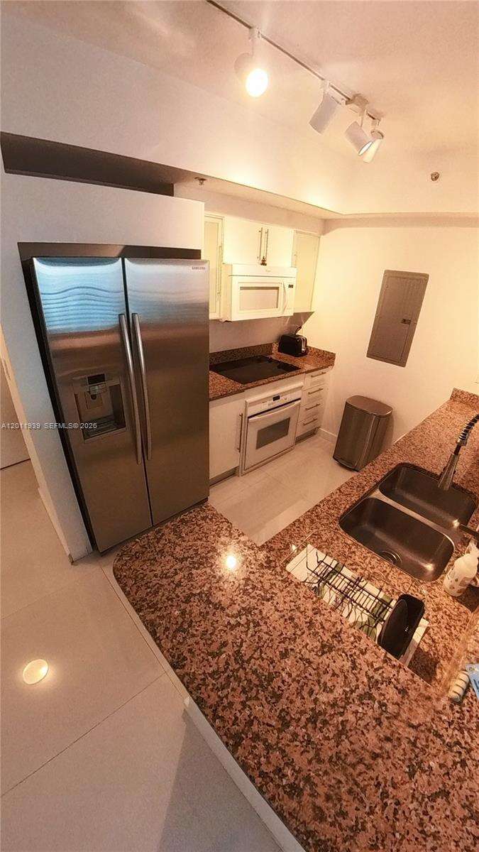 One Miami West at 325 Biscayne Blvd, Miami, FL 33131 - For Rent photo 14