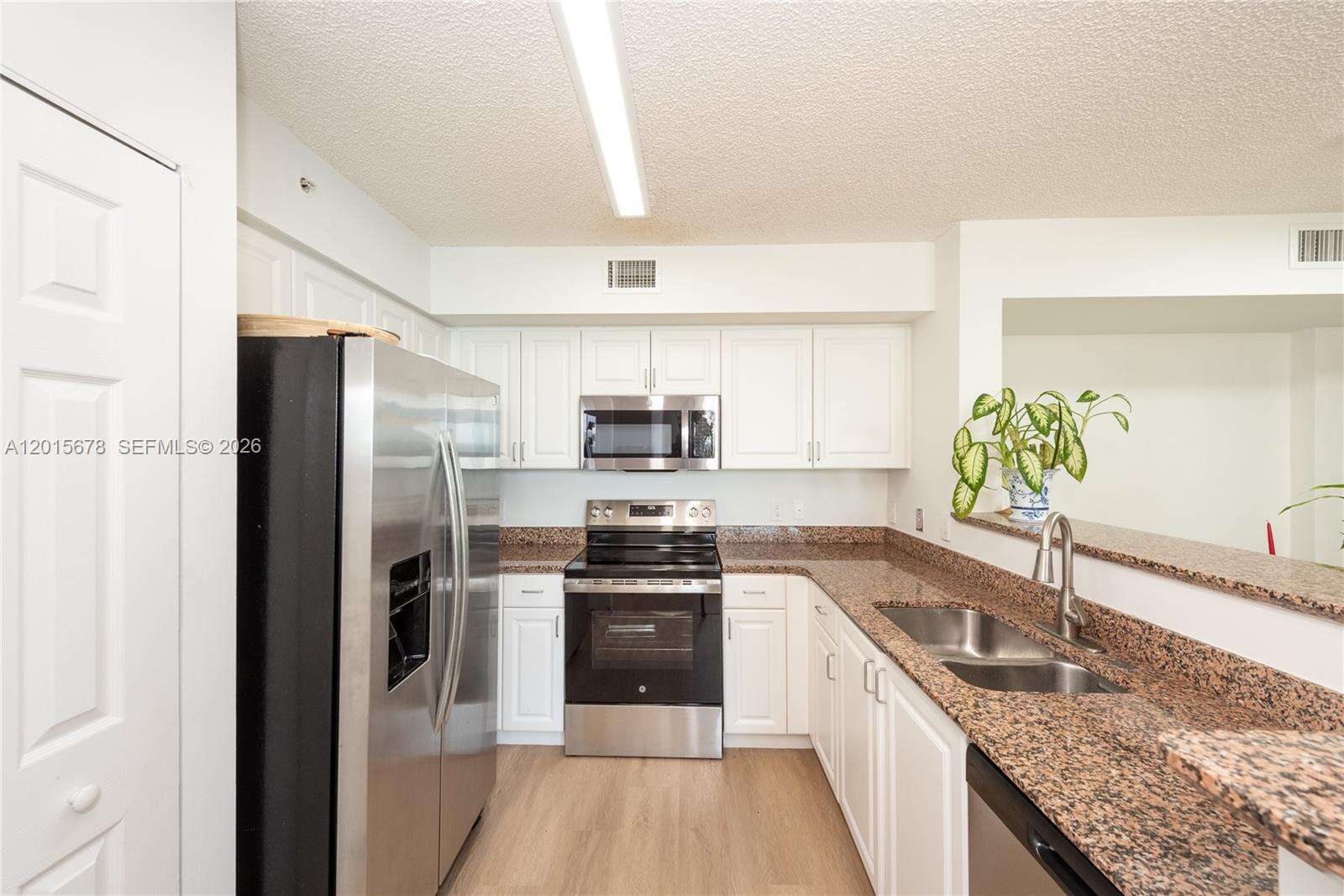 The Mark On Brickell at 1155 Brickell Bay Dr, Miami, FL 33131 - For Rent photo 3
