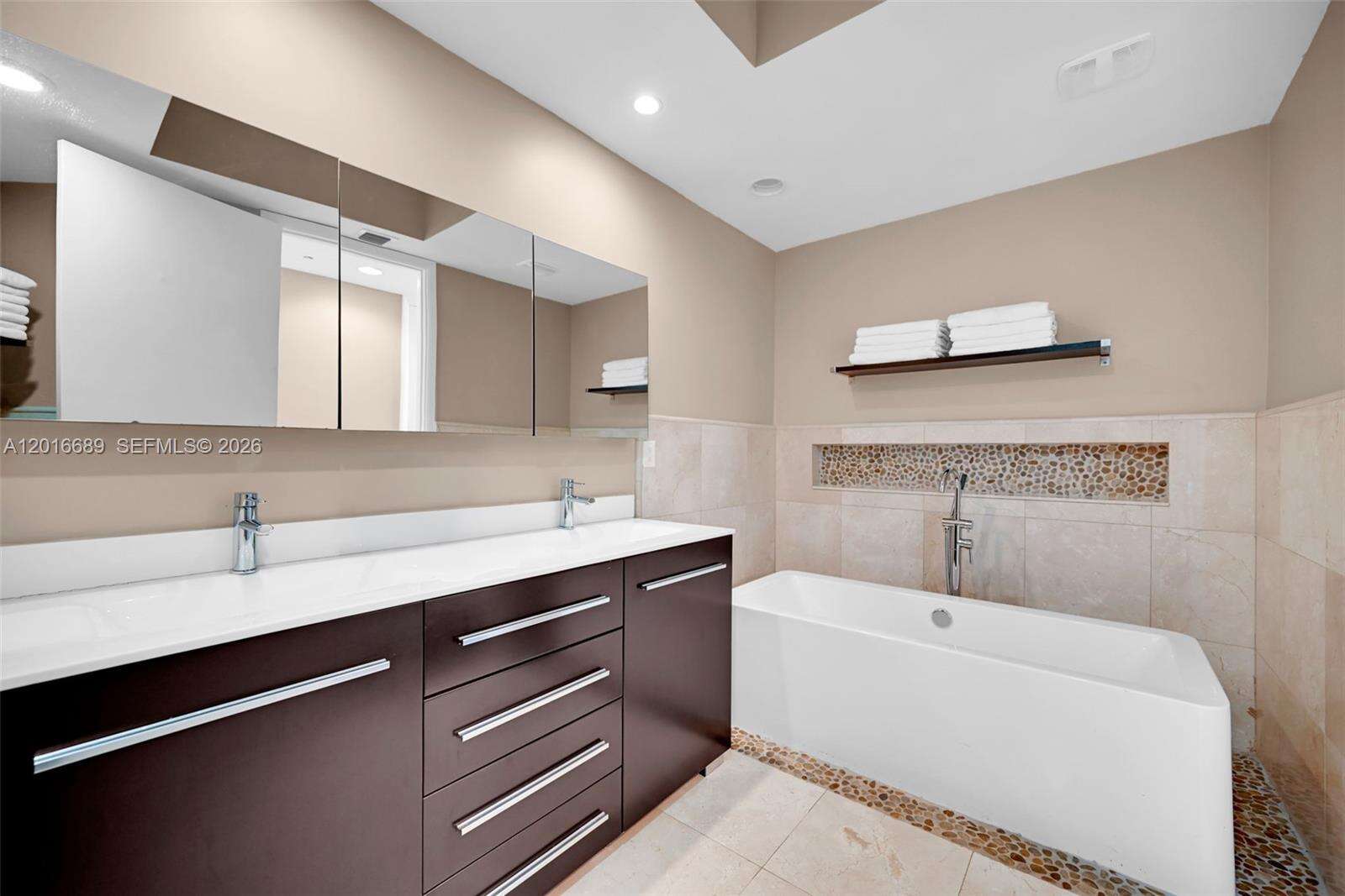 Continuum South Tower at 100 Pointe Dr, Miami Beach, FL 33139 - For Rent photo 47