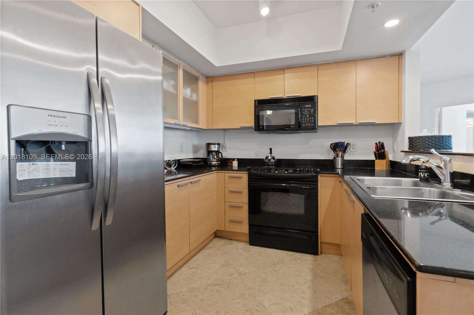 La Perla at 16699 Collins Ave, Sunny Isles Beach, FL 33160 - For Rent photo 12