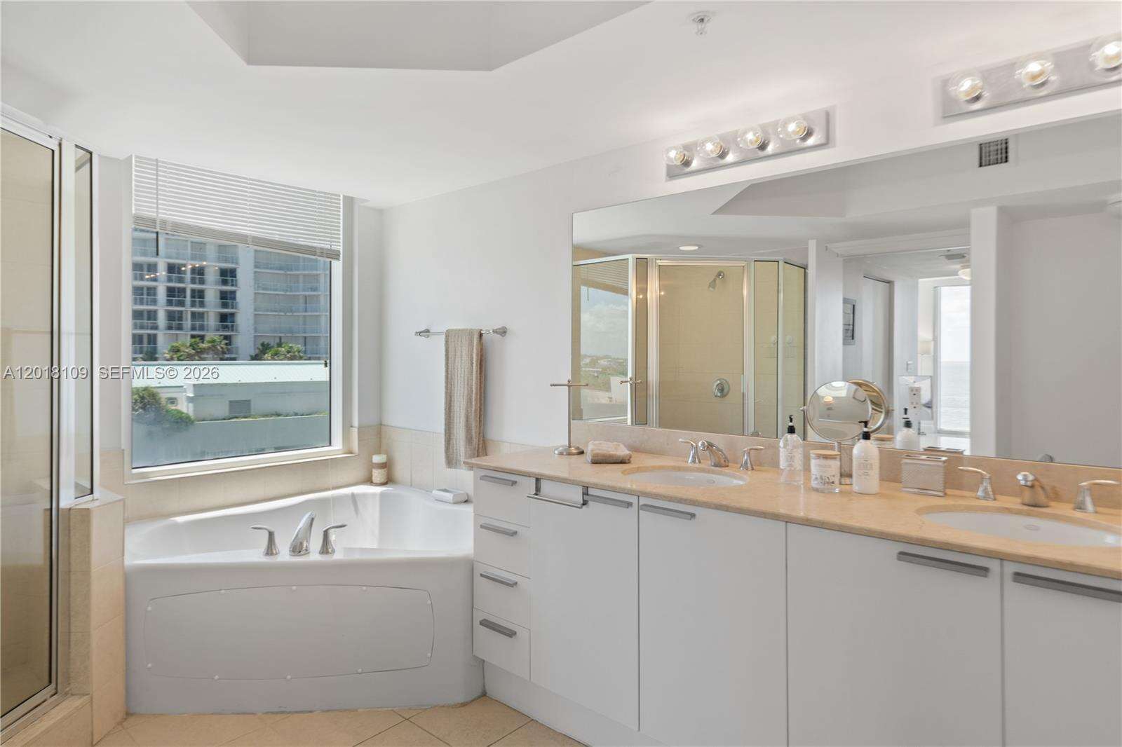 La Perla at 16699 Collins Ave, Sunny Isles Beach, FL 33160 - For Rent photo 15