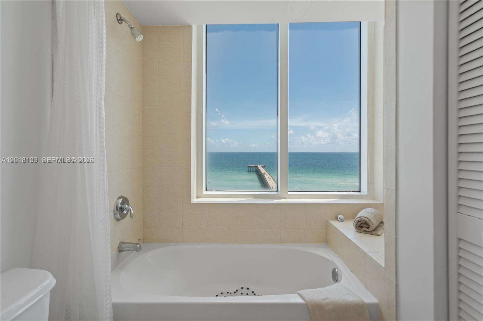 La Perla at 16699 Collins Ave, Sunny Isles Beach, FL 33160 - For Rent photo 7