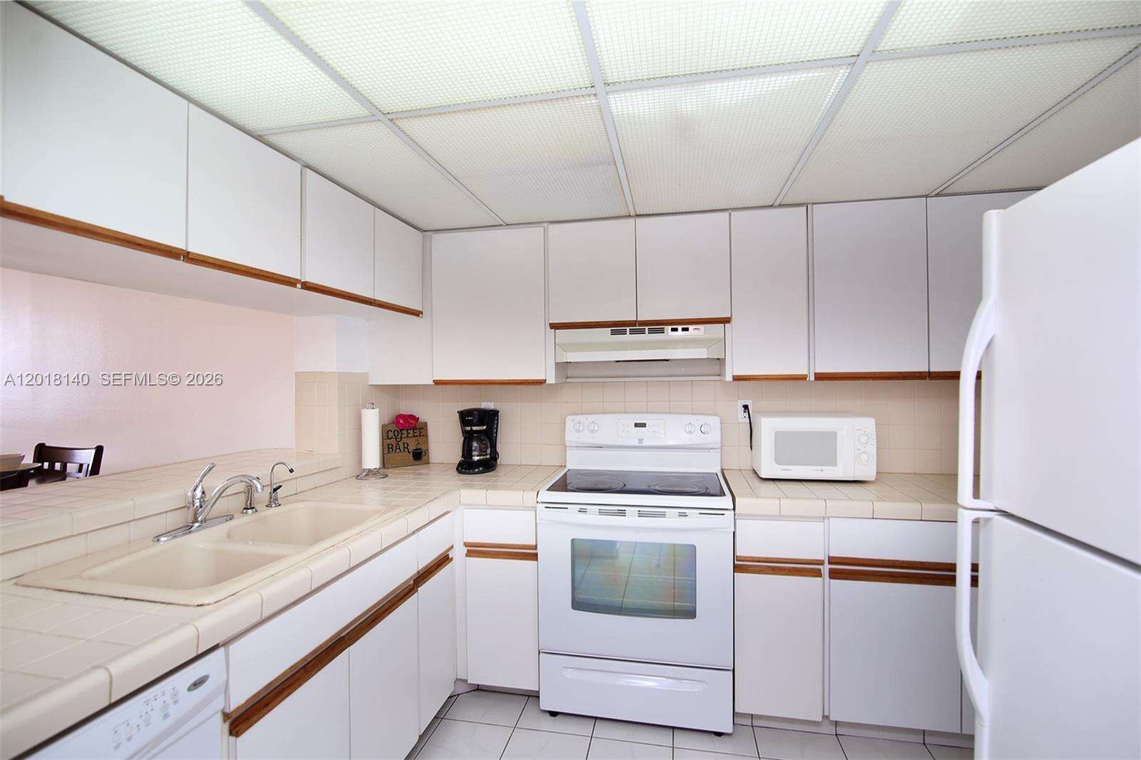 Club Atlantis at 2555 Collins Ave, Miami Beach, FL 33140 - For Rent photo 5