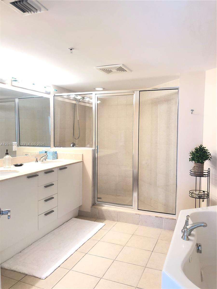 La Perla at 16699 Collins Ave, Sunny Isles Beach, FL 33160 - For Rent photo 11