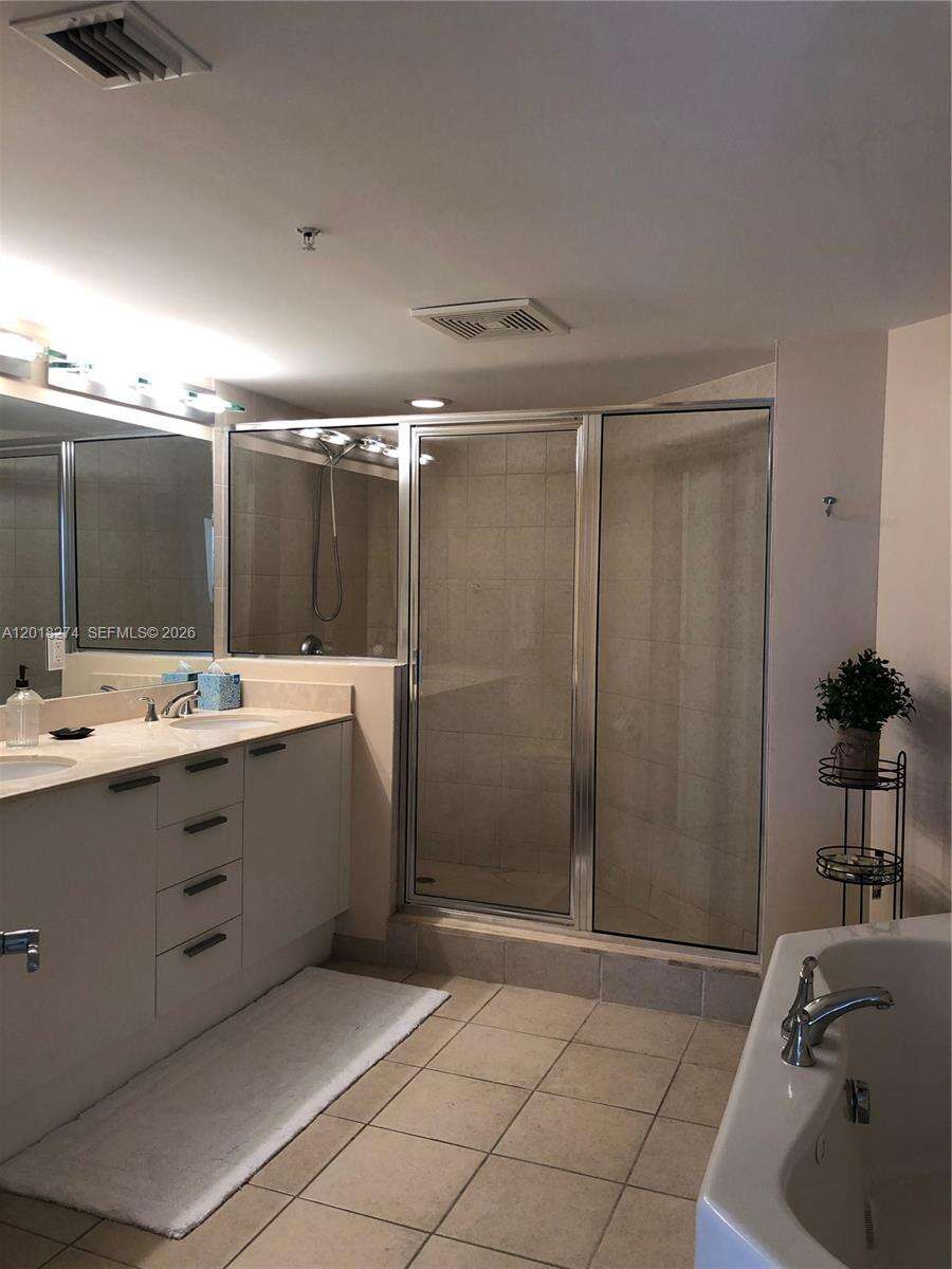 La Perla at 16699 Collins Ave, Sunny Isles Beach, FL 33160 - For Rent photo 6