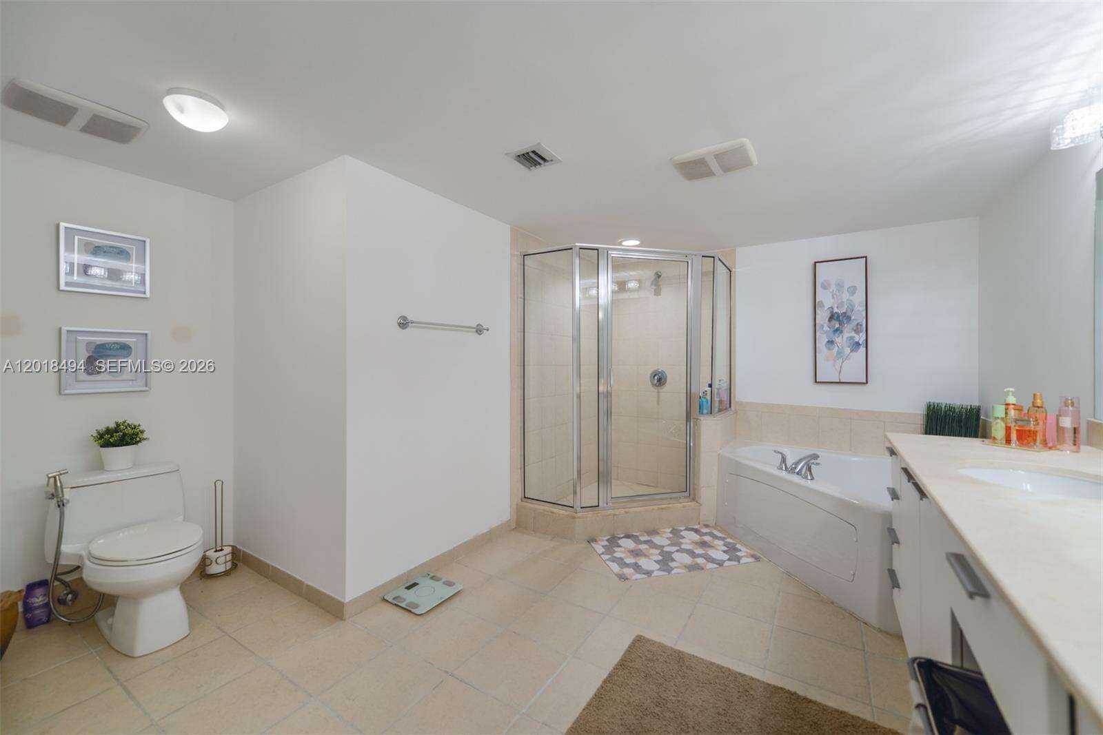 La Perla at 16699 Collins Ave, Sunny Isles Beach, FL 33160 - For Rent photo 11
