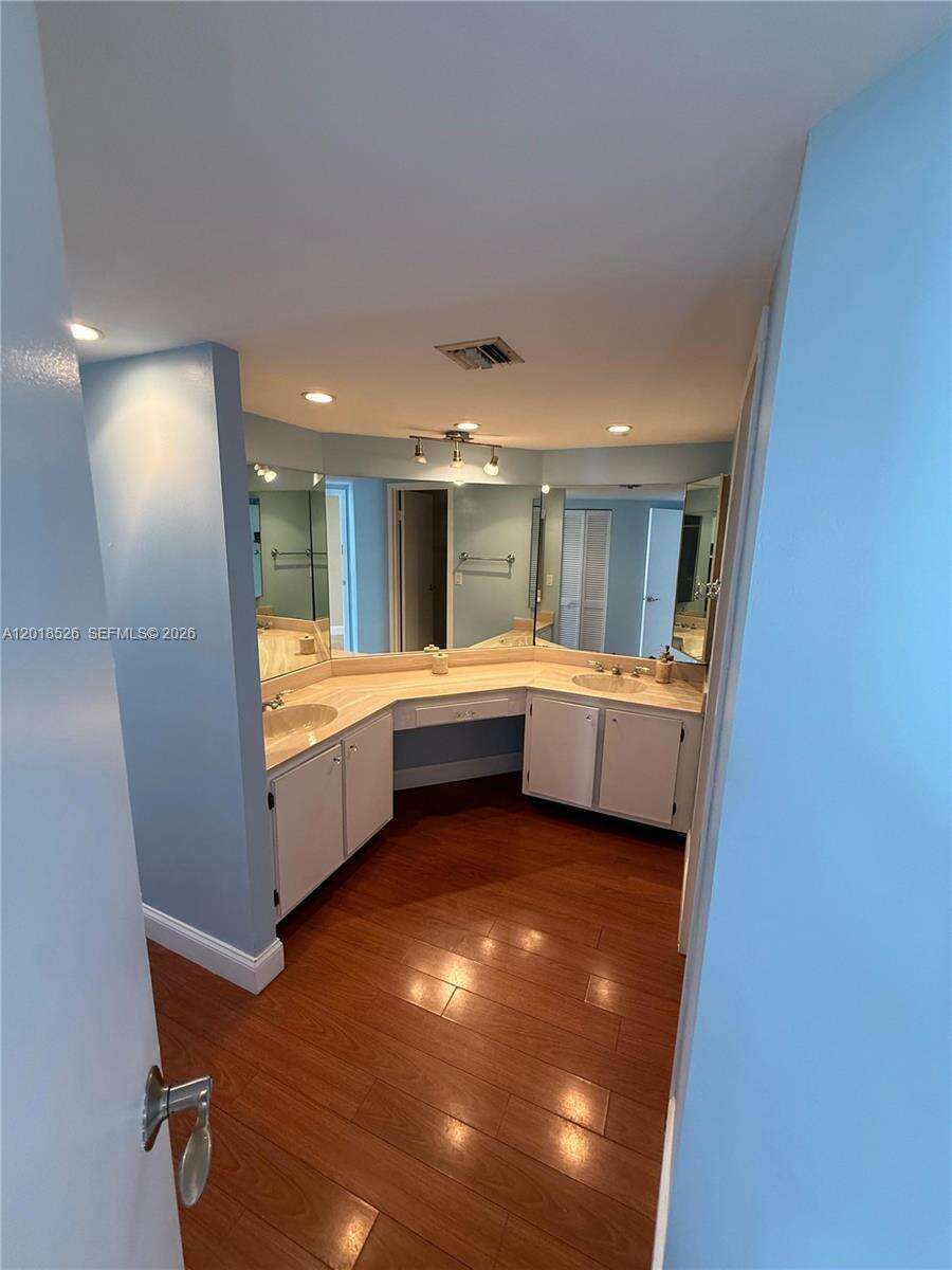 Brickell Bay Club at 2333 Brickell Ave, Miami, FL 33129 - For Rent photo 57