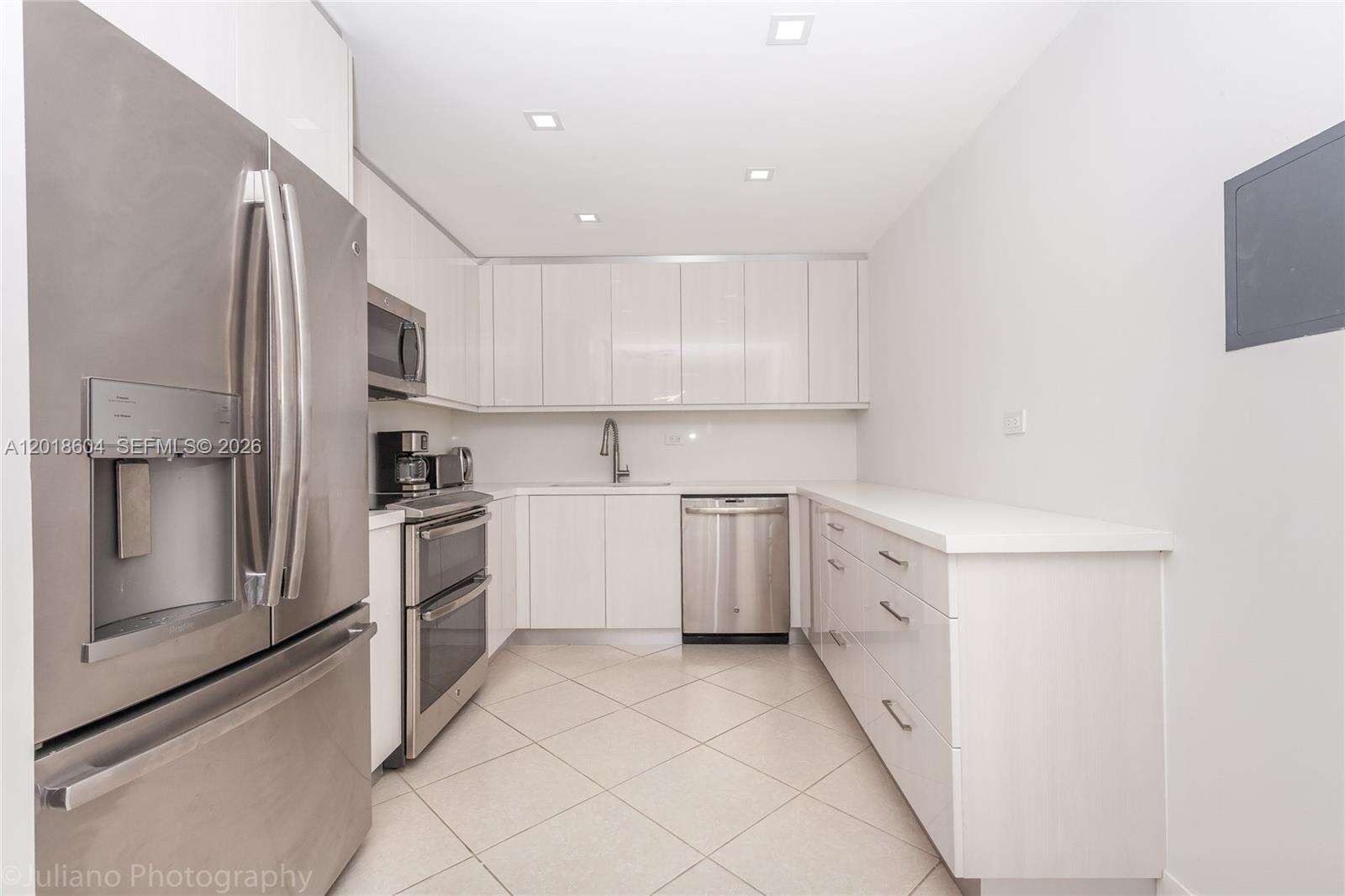 Oceanside Plaza at 5555 Collins Ave, Miami Beach, FL 33140 - For Rent photo 4