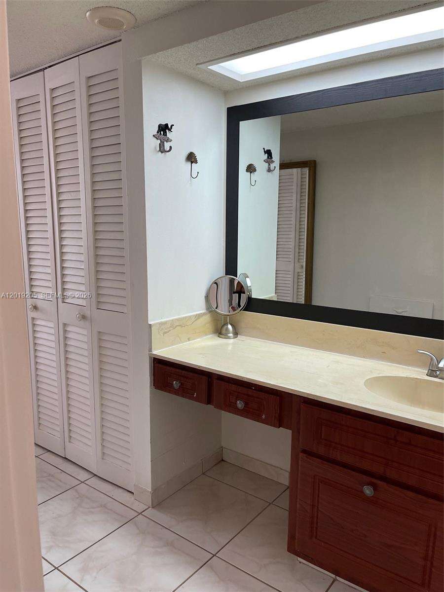 Arlen Beach at 5701 Collins Ave, Miami Beach, FL 33140 - For Rent photo 12