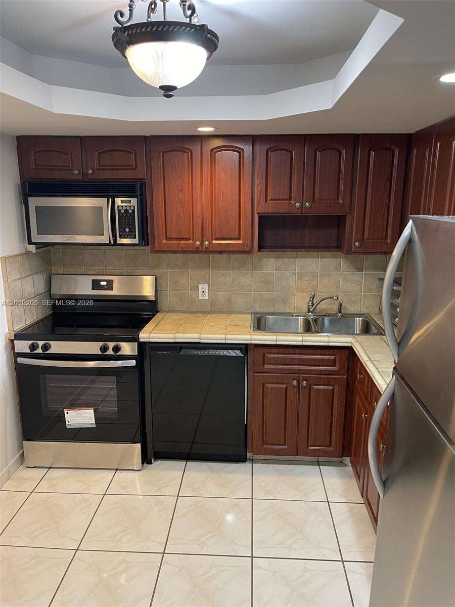 Arlen Beach at 5701 Collins Ave, Miami Beach, FL 33140 - For Rent photo 4