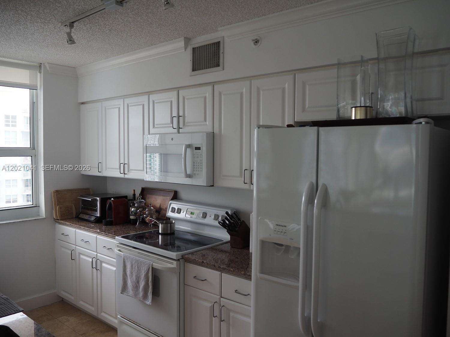 The Mark On Brickell at 1155 Brickell Bay Dr, Miami, FL 33131 - For Rent photo 4