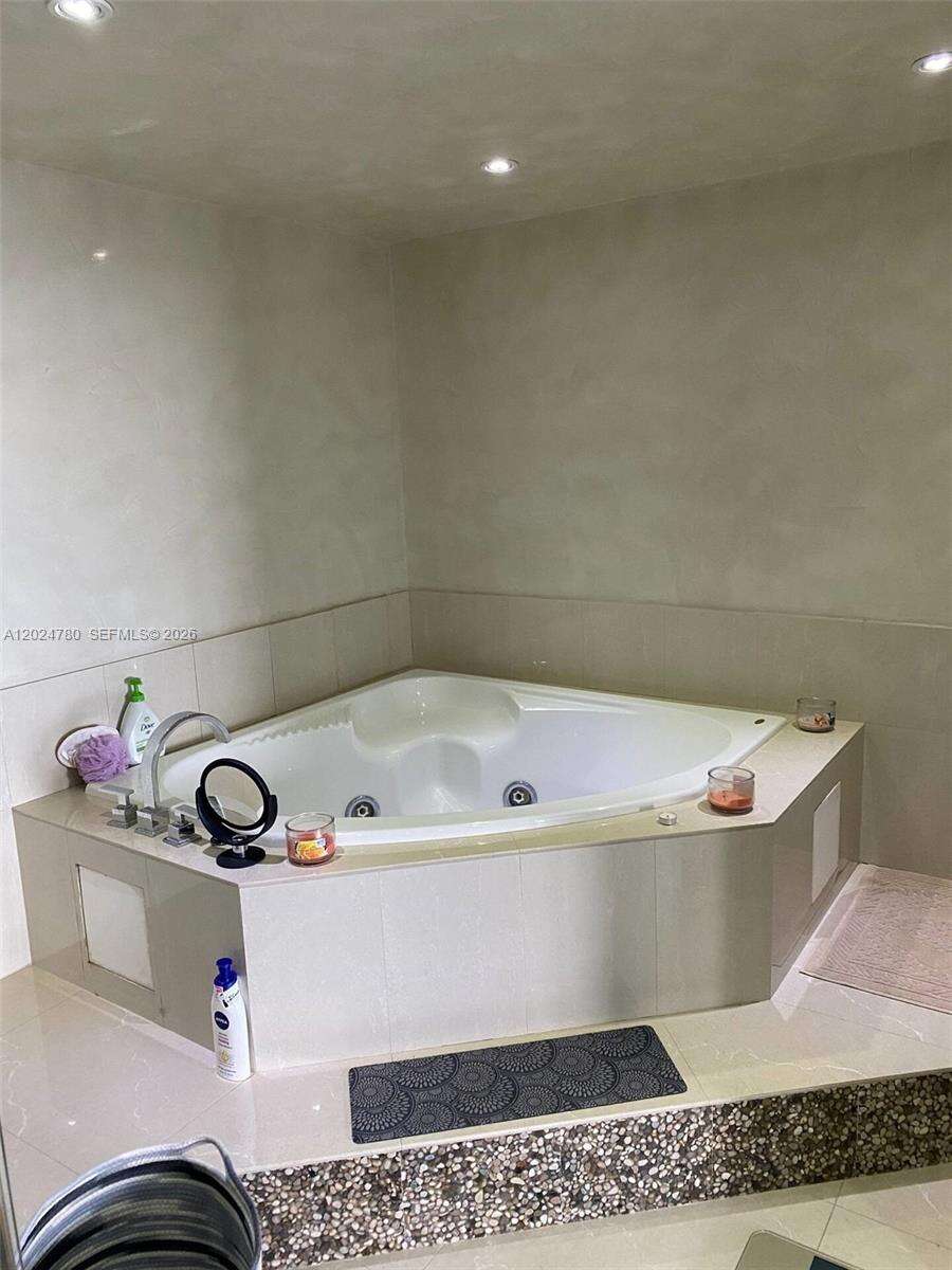 Del Prado at 18081 Biscayne Blvd, Aventura, FL 33160 - For Rent photo 21